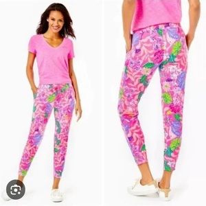 💕 Lilly Pulitzer Lillabeth UPF 50+
Jogger - size medium 💕